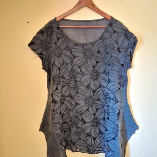 Floral t-shirt used, black and gray, one size