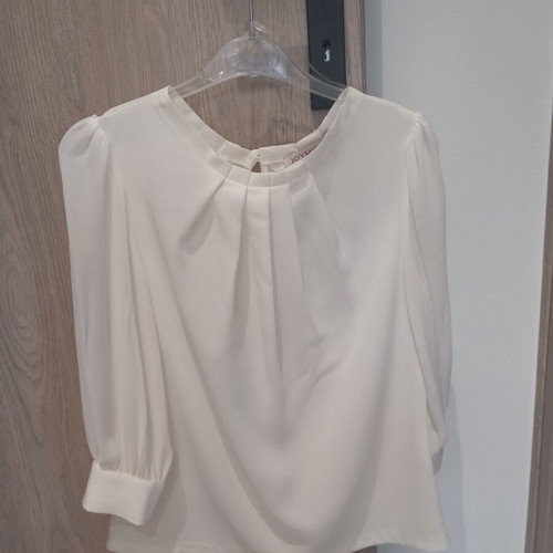 White Joymiss blouse like new with sheer sleeves and pleats