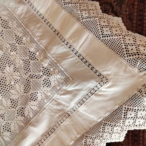 Handmade tablecloth with knitted corners and cut lace 110x110 new