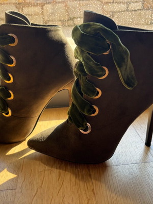 Women’s suede ankle boots new size 38 with green velvet laces
