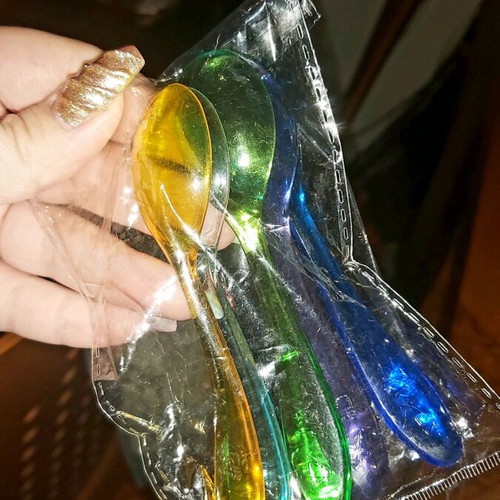 Plastic bowl set with spoons like new