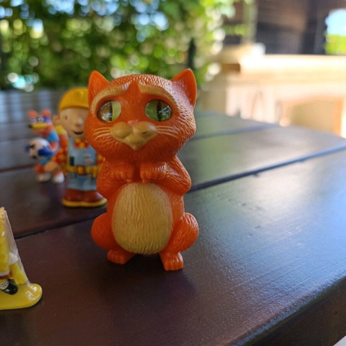 Children's movie figures used, pack