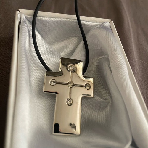 Cross pendant like new