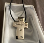 Cross pendant like new