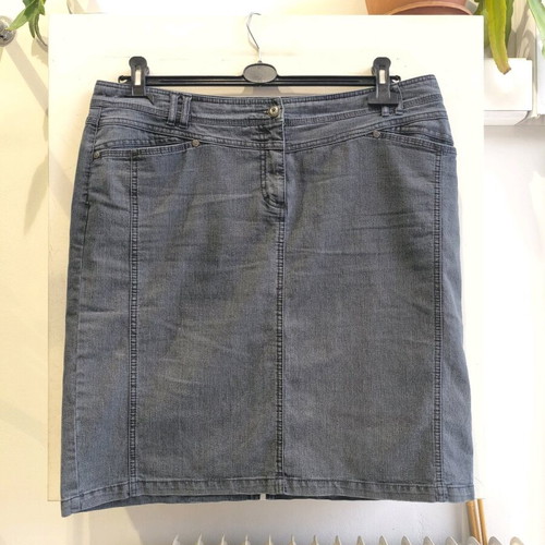 Plus size black elastic denim skirt like new