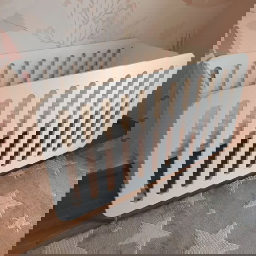 Κούνια-Κρεβάτι Ήρα Oliver σαν καινούργιο με στρώμα 140x70, MDF λάκα σατινέ