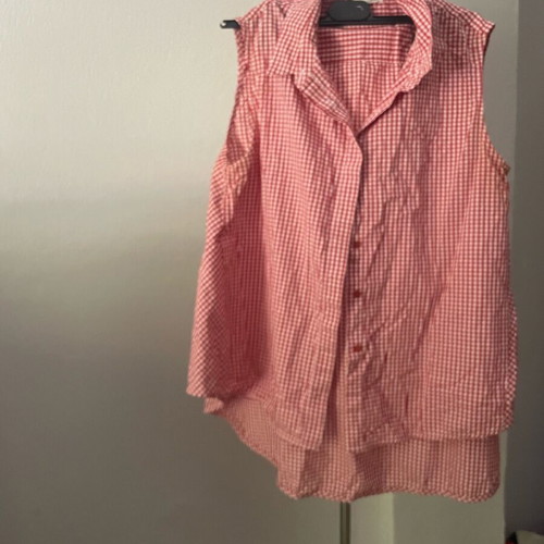 Shirt like new, wide fit, longer at the back