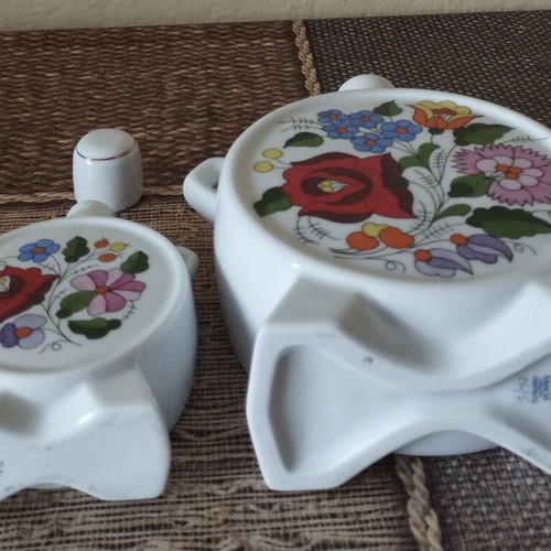Hand-painted Hungarian home decorations, set of 2, excellent condition