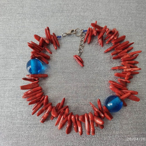Chunky boho coral necklace with blue beads new