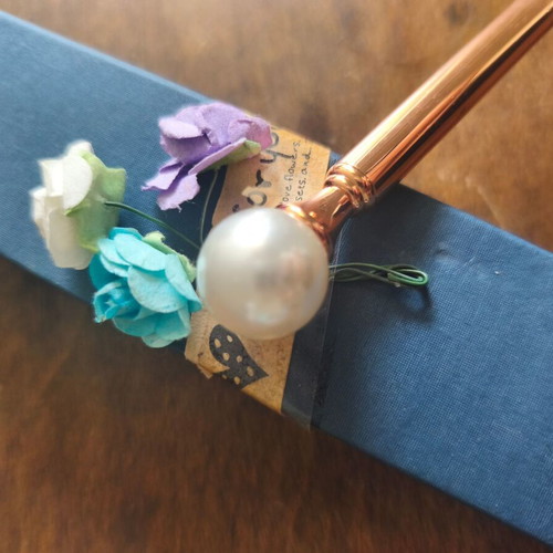 Pen with pearl in gift box new