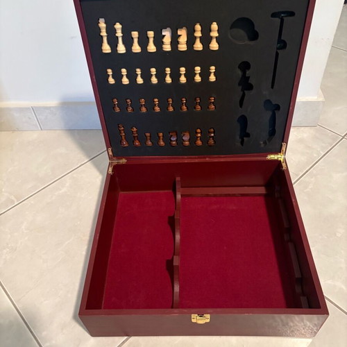 Chess box for drinks used, holds 3 bottles