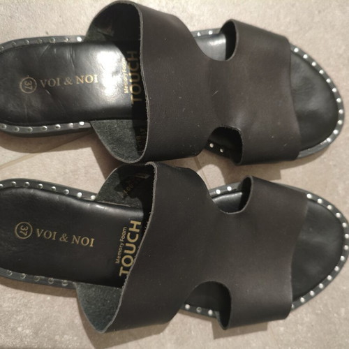 Voi & Noi Black Flat Sandals Size 37 Like New