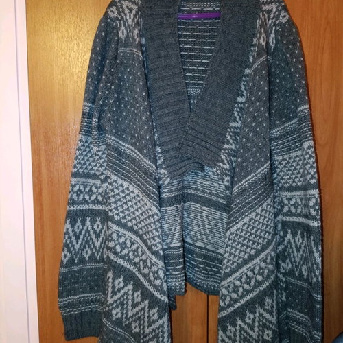 Celestino knitted cardigan olive like new, one size green