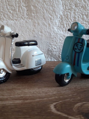 Vintage Vespa miniatures, 2 pieces