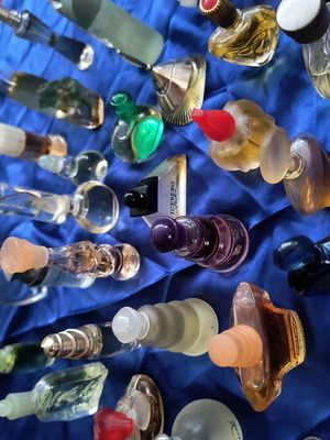 Miniature perfumes like new, collectible set of 35 pieces