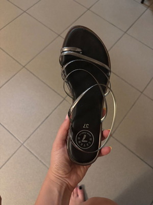 Ασημί πέδιλα, 37
