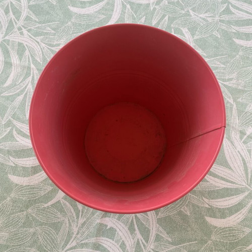 Red metal flowerpot like new