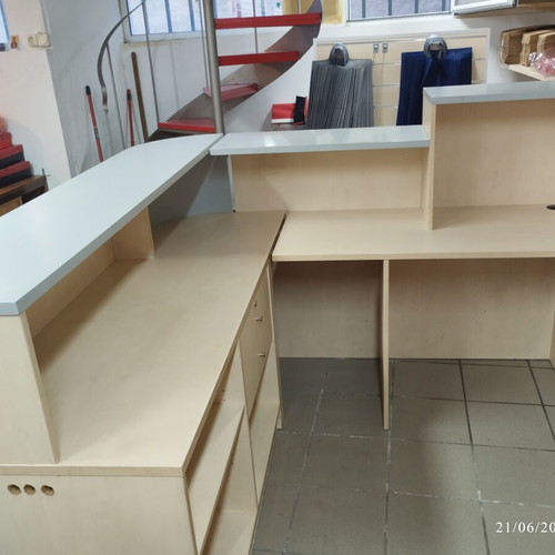 Reception desk like new, corner with two drawers 180x180x110 cm