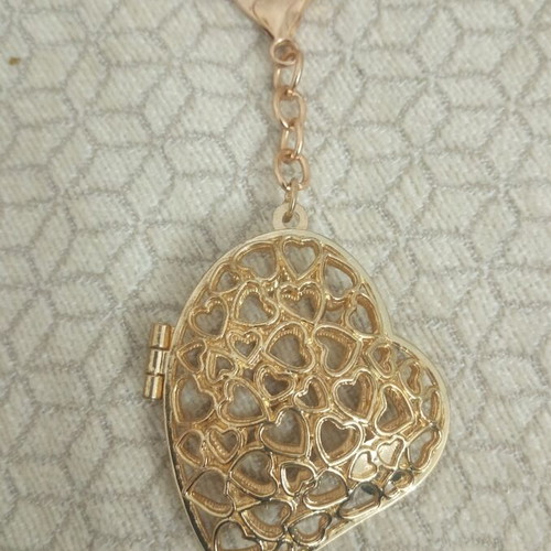 Heart keychain like new, opens with magnet