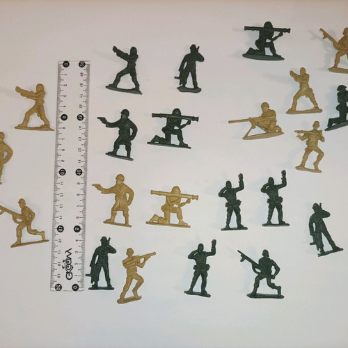 Plastic toy soldiers like new, 23 pieces