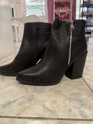 Ankle boots like new, black, size 40, decorative zipper