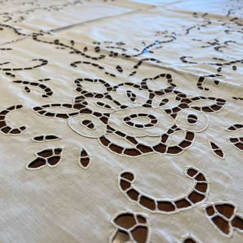 Tablecloth used with 8 napkins, dimensions 209x170cm