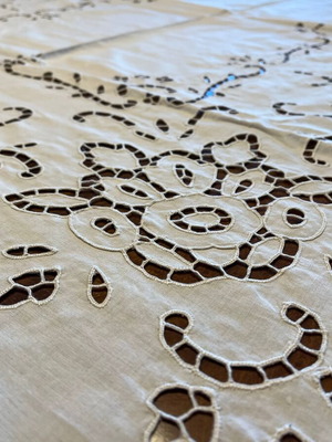 Tablecloth used with 8 napkins, dimensions 209x170cm