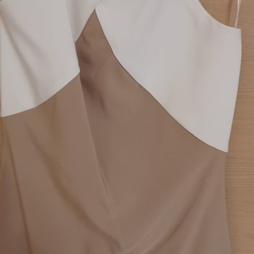 Φόρεμα midi με άνοιγμα στην πλάτη και σκίσιμο στο πόδι μέγεθος M