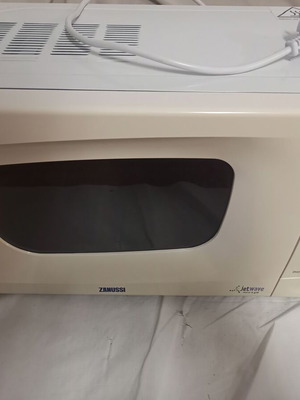 Zanoussi microwave oven like new with grill and defrost 20 lt