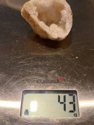 Quartz geode used with bright white color