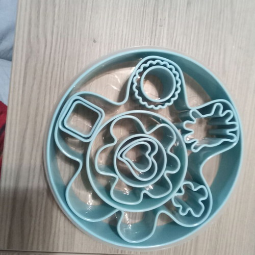 Cookie cutters set in case, new, 13 pieces with various shapes
