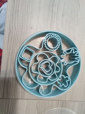 Cookie cutters set in case, new, 13 pieces with various shapes