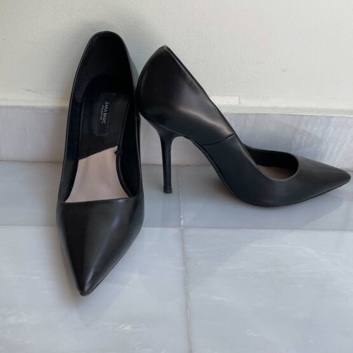 Zara leather pumps size 37 like new, 9cm heel, black