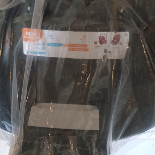 Maxi Cosi 2 Way Pearl car seat used with Isofix base