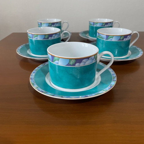Set of 5 coffee/tea cups with saucers like new