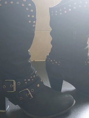 Women's black boots used with metal strass and belt buckle