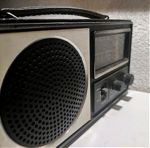Παλιό ραδιόφωνο συλλεκτικό δουλεύει βραχέα και μεσαία