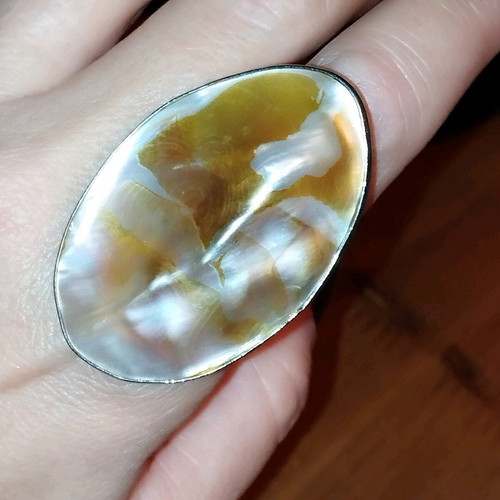 Adjustable ring like shell in excellent condition, white and beige