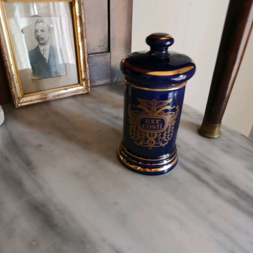 Porcelain pharmacy jar used with broken lid
