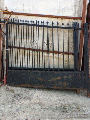 Πόρτα αυλής διφύλλη μεταχειρισμένη, ανοιγόμενη, πλάτος 3,15 μ.