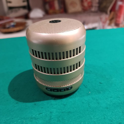 Bluetooth Speaker LN-18 Gold with LED Lighting like new