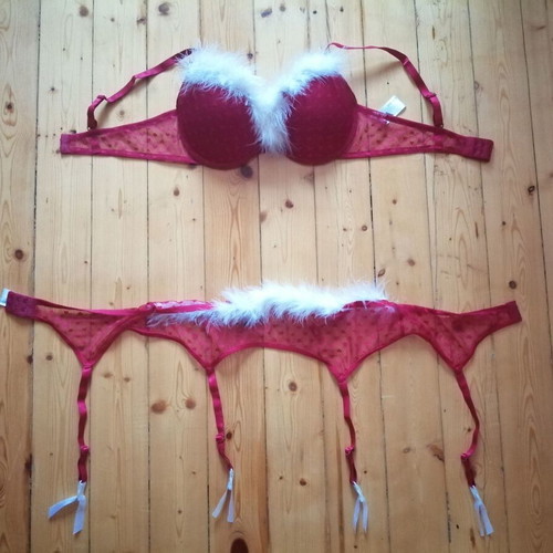 VRS 80C bra and garter set with hearts and feathers