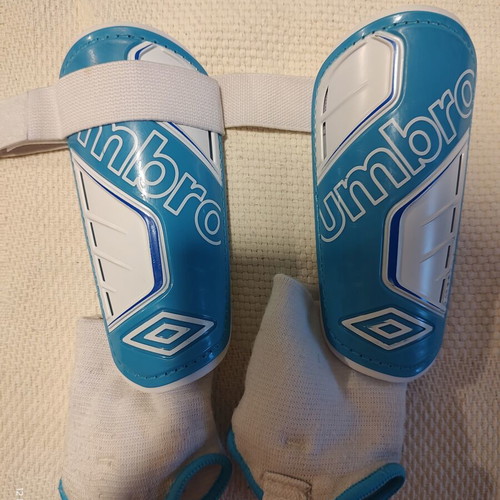 Umbro shin guards size S like new, blue and white with ankle protection