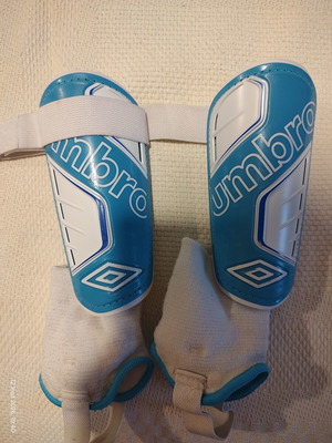 Umbro shin guards size S like new, blue and white with ankle protection