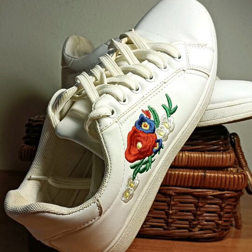 Women's white athletic shoes No40 like new with embroidery