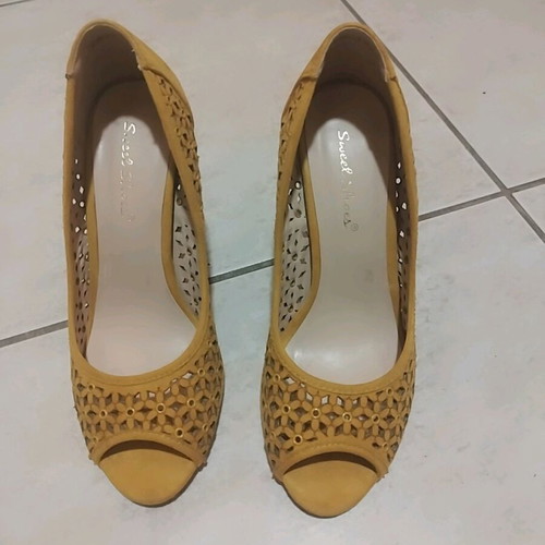 Peep toe mustard pumps like new, size 36
