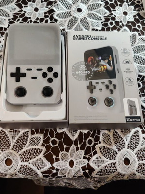 D-007 Plus handheld Android game console with memory card