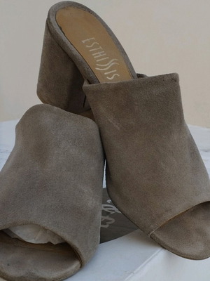 Mules suede like new, beige size 39 Esthissis