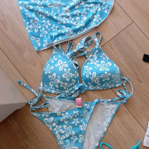 Girls' swimwear and bras used, 16 pieces size 146-152, colorful