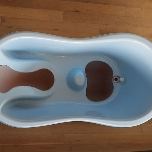 Baby Bath Tub anatomical with non-slip back like new